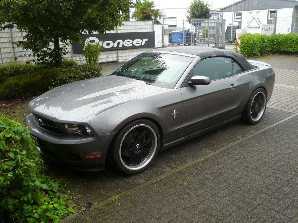 Mustang Cabrio auf Doppel-DIN umgebaut. Kenwood DNX5190DABS Navigation mit Rückfahrkamera nachgerüstet.