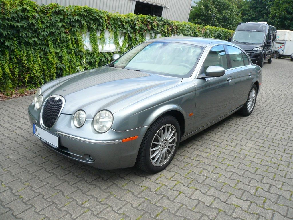 Jaguar S-Type Himmel ausgebaut, Himmel gereinigt und mit Alcantara neu bezogen.