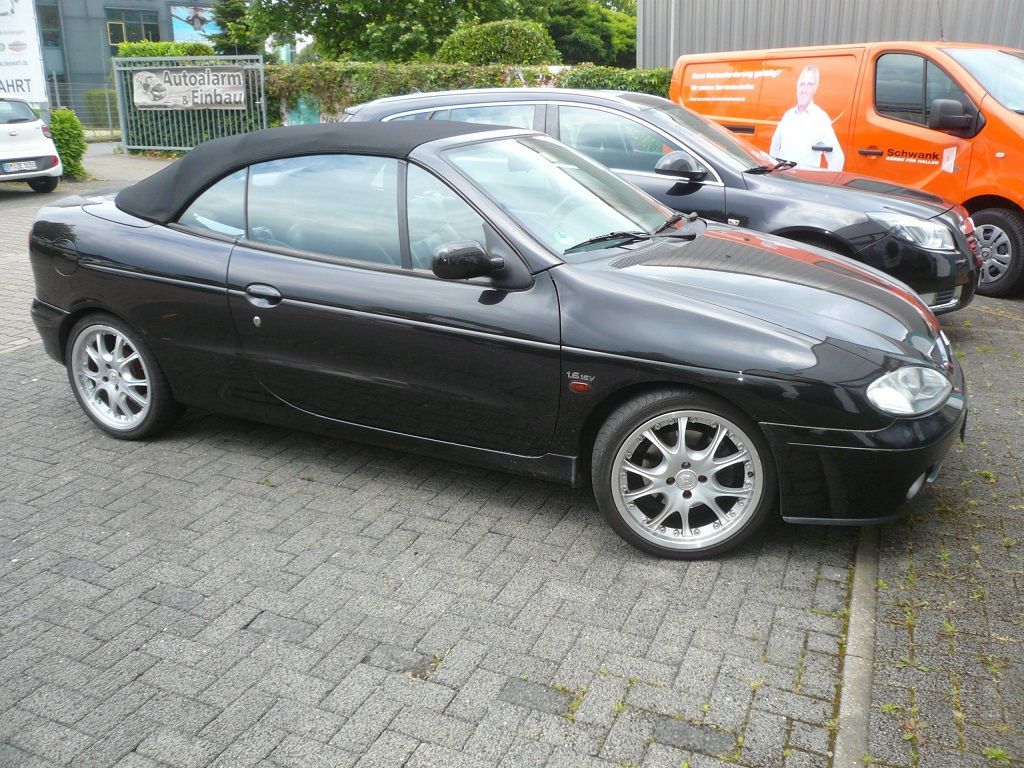 Renault Megane Cabrio. Verdeckbezug in Sonnenlandstoff schwarz geliefert und montiert.