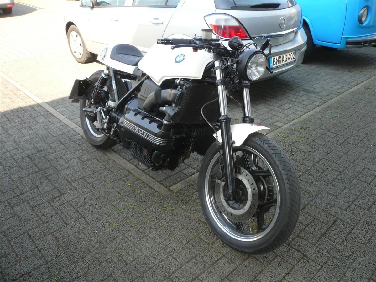 Sitzbank in Leder mit Rautenmuster neu bezogen.