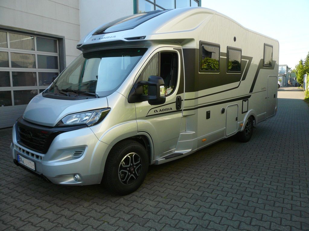 Im aktuellen Ducato 8 haben wir folgende Alpine Produkte nachgerüstet:
Alpine X903D-DU8 Navigation, Rückfahrkamera HCE-C2100RD, Frontkamera HCE-C2600FD, Abwasserkamera HCE-C1100, SPC-R100DU Radial-Lautsprecher, SWC-D84S Subwoofer mit SWA-150KIT Verstärker.
Gegen Diebstahl haben wir die Thitronik Alarmanlage WiPro III safe.lock nachgerüstet.