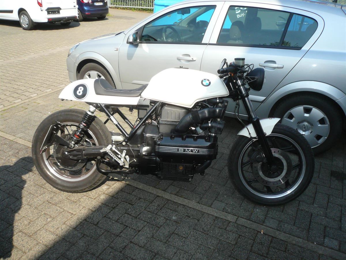 Sitzbank in Leder mit Rautenmuster neu bezogen.