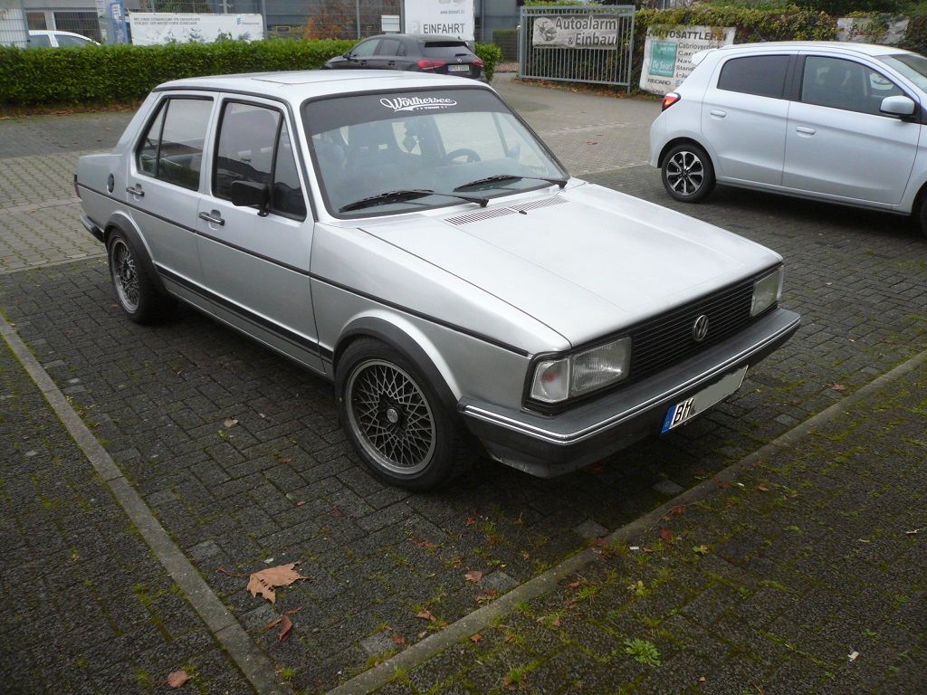 VW Jetta. Zwei König Sportsitze und Rückbank in Kunstleder schwarz mit roten Nähten neu bezogen.