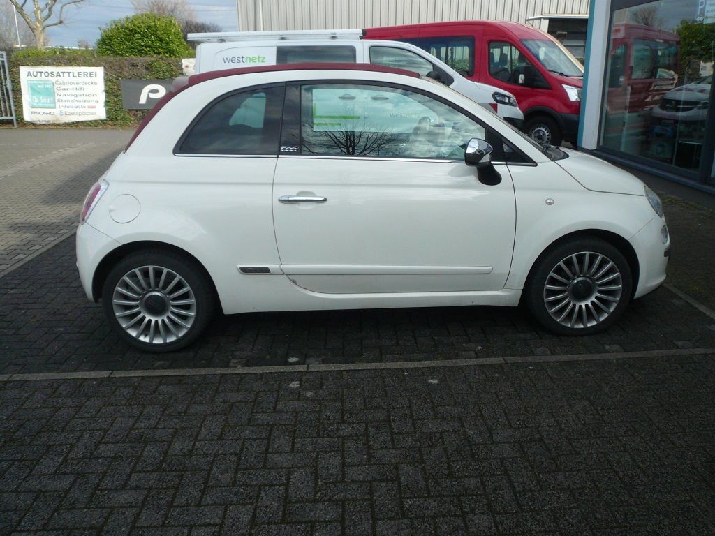 Das neue Alpine iLX-705D mit Apple CarPlay WiFi und Rückfahrkamera im Fiat 500 Cabrio nachgerüstet.
