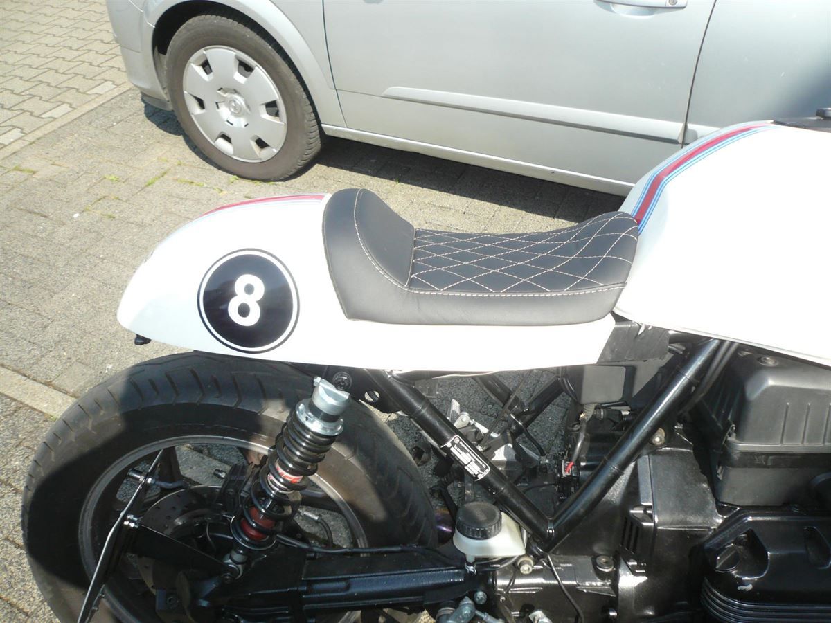 Sitzbank in Leder mit Rautenmuster neu bezogen.