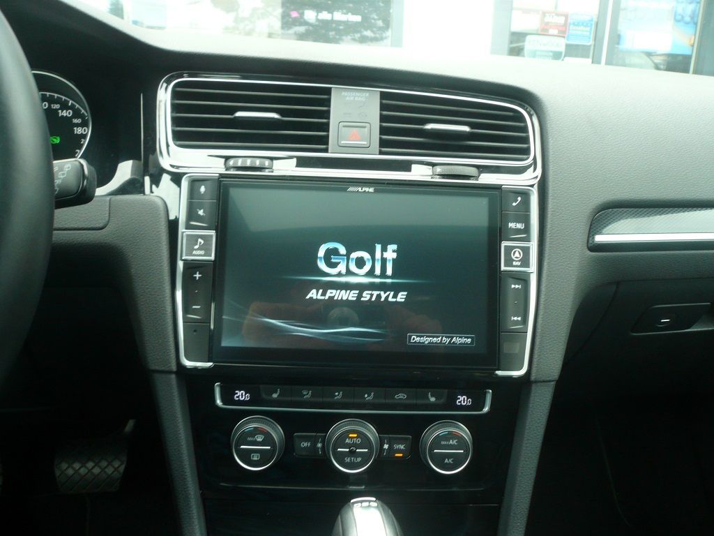 Alpine i902D-G7, 9-Zoll Premium-Mobile-Media-System für Volkswagen Golf 7 mit Apple CarPlay und Android Auto Unterstützung nachgerüstet. OEM Rückfahrkamera & PDC Darstellung an das Alpine Gerät adaptiert.