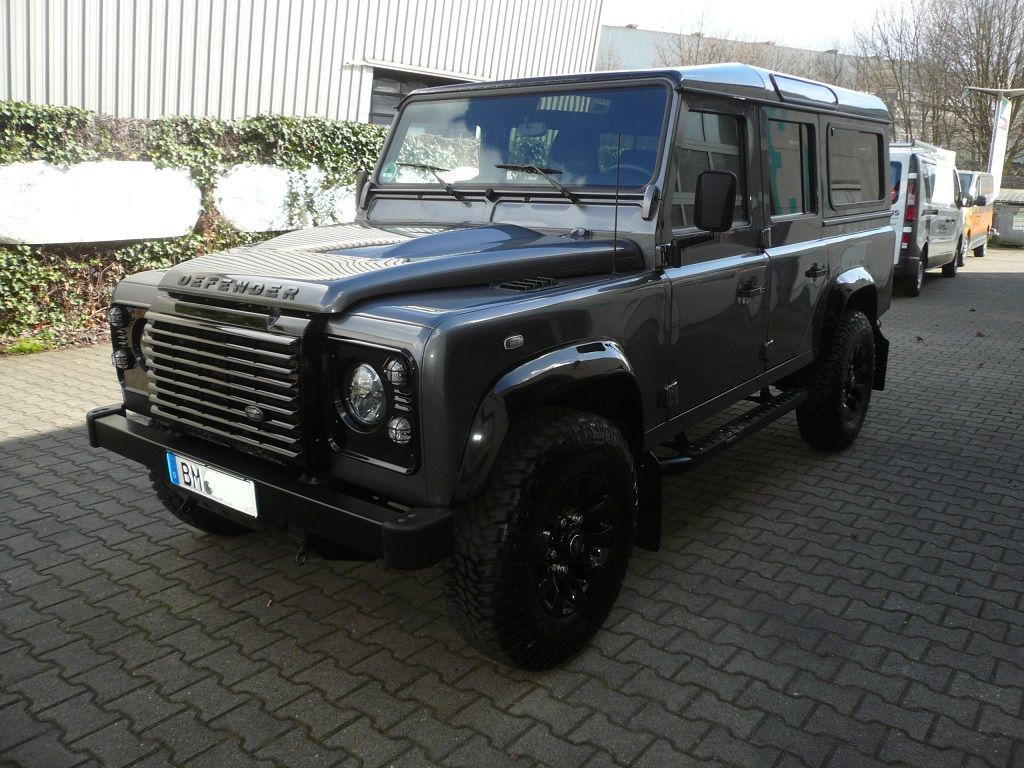Landrover Defender von 1-DIN auf Doppel-DIN umgebaut. Alpine iLX-705D und Rückfahrkamera von Alpine nachgerüstet.