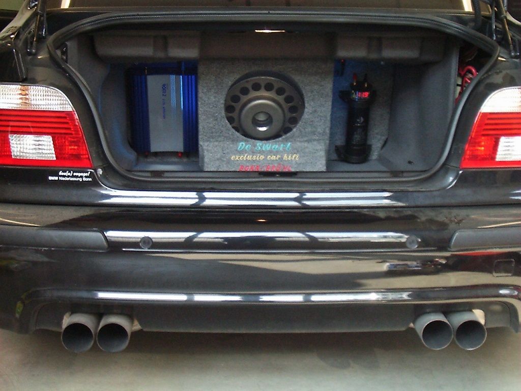 Musik- und Multimedia Anlage im 5er BMW E39 montiert. Aliante Subwoofer in einem MDF mit Plexiglas Gehäuse vor den Skysack montiert.