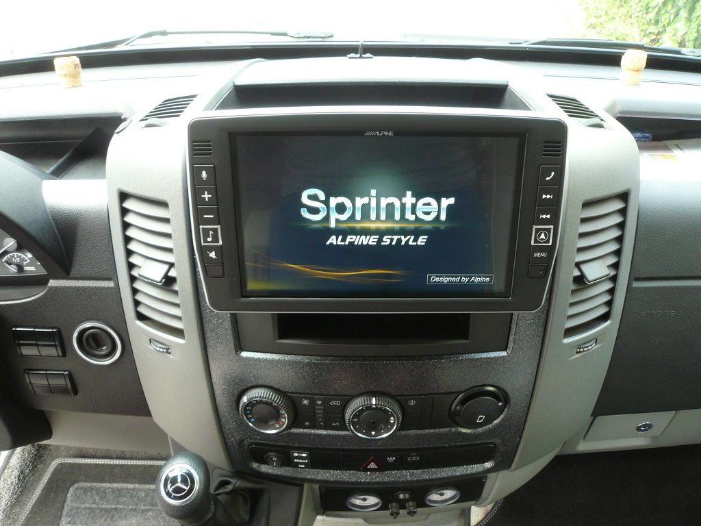 Alpine X903D-S906 ein 23 cm (9-Zoll) Premium-Infotainment-System für Mercedes Sprinter (W906) mit Reisemobil-Navigation, Apple CarPlay und Android Auto Unterstützung nachgerüstet.