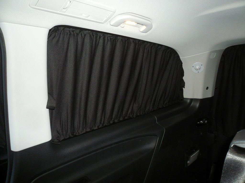 Verdunklungs Gardinen Set schwarz mit Fahrgastabtrennung geliefert und montiert.