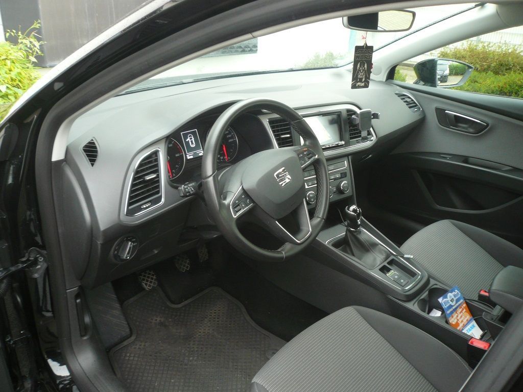 Alpine iLX702D-LEON Fahrzeugspezifischer Media-Ceiver mit Android Auto & Apple CarPay nachgerüstet.