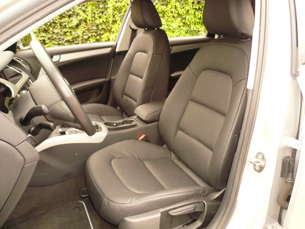 Audi A4 Avant Innenausstattung inkl. vier Türverkleidungs Innenteile in Leder neu angefertigt und montiert.