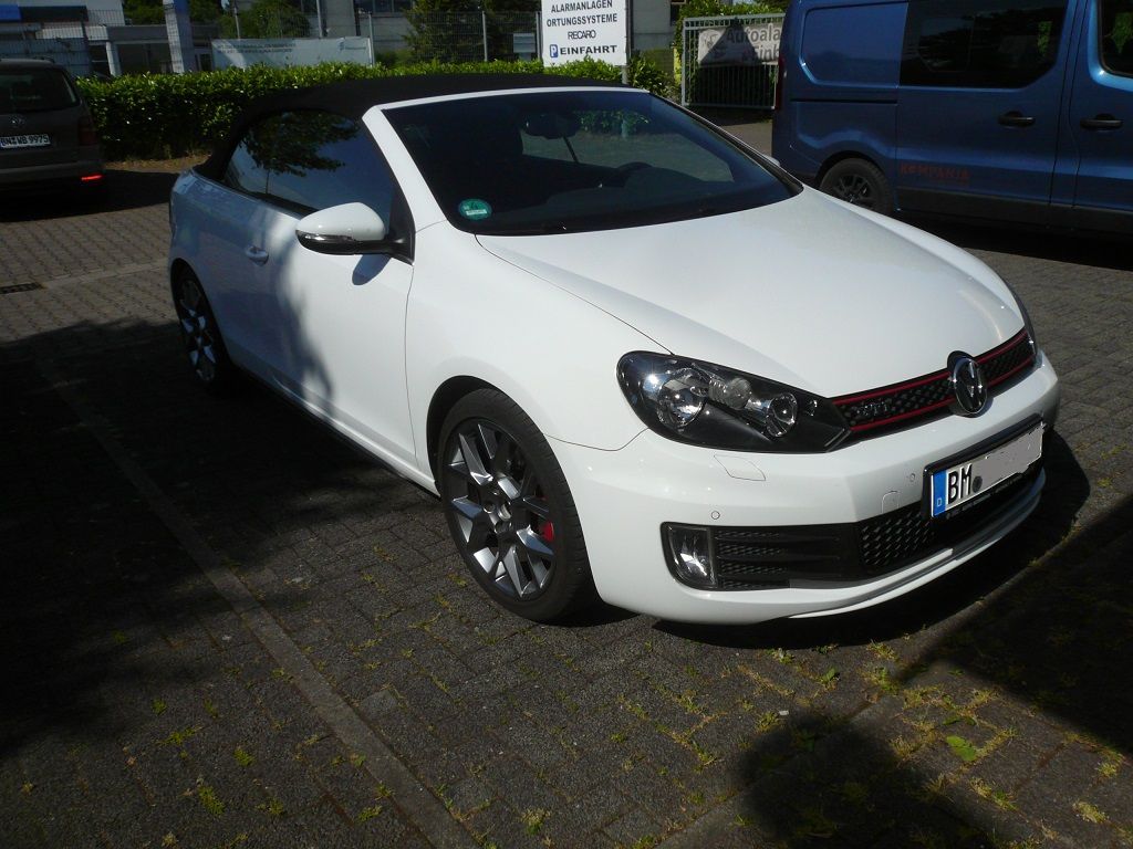 Alpine X803D-U Navigationssystem mit DAB+ und kapazitivem 8-Zoll (20cm) Display, Apple CarPlay und Android Auto Unterstützung inkl. Rückfahrkamera im VW Golf 6 Cabrio nachgerüstet