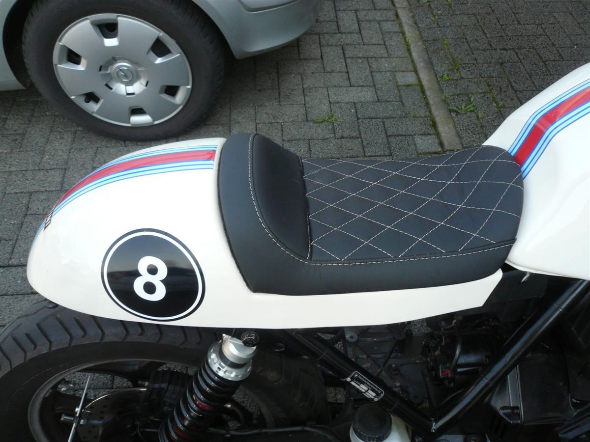 Sitzbank in Leder mit Rautenmuster neu bezogen.