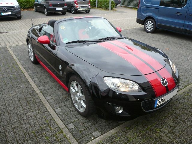 Mazda MX5 Cabrio, beide Vordersitz in Leder schwarz und Alcatara rot neu bezogen.