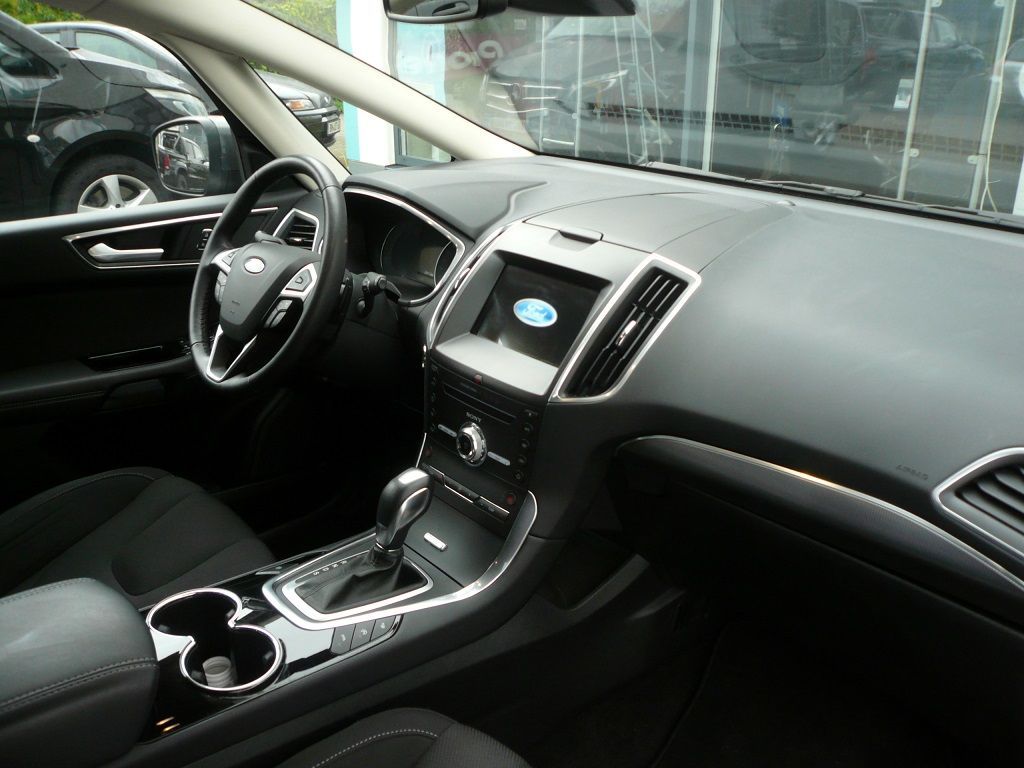 Rückfahrkamera an das Original Ford Navi Sync3 nachgerüstet. Alpine 10zoll Deckenmonitor als Rearseat Entertainment montiert.