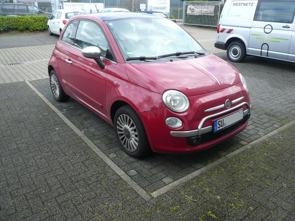 Fiat 500 Auf Doppel-DIN umgebaut. Kenwood DMX8019DABS Mediacenter mit Apple CarPlay WiFi und Rückfahrkamera montiert.