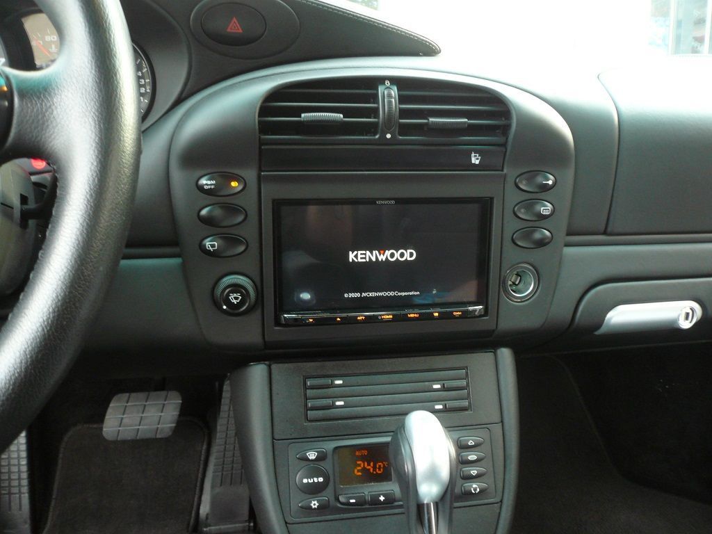 Kenwood DMX8020DABS 2-DIN Mediareceiver mit Apple CarPlay im Porsche 911 nachgerüstet.
