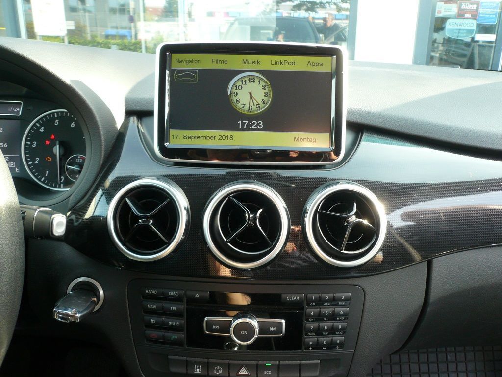ESX VN809 MB-B1 Fahrzeugspezifischer i9 Naviceiver mit 20,3 cm (8“) Touchscreen-Bildschirm für Mercedes-Benz B-Klasse und Rückfahrkamera nachgerüstet.