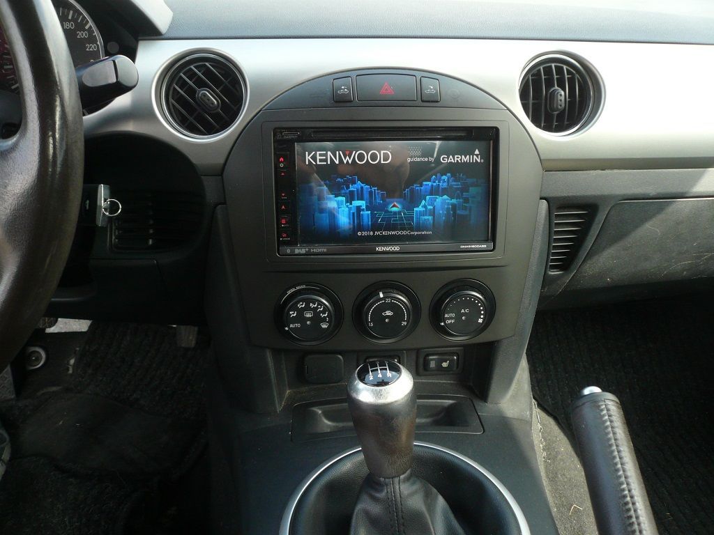 Kenwood DNX5180DABS Navigation im Mazda MX5 nachgerüstet.