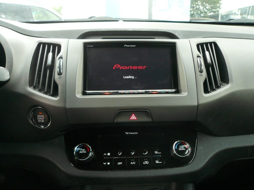 Pioneer AVIC-Z810DAB im KIA Sportage nachgerüstet. Original Soundsystem, Lenkrad Fernbedienung und Rückfahrkamera auf das Pioneer Gerät adaptiert.