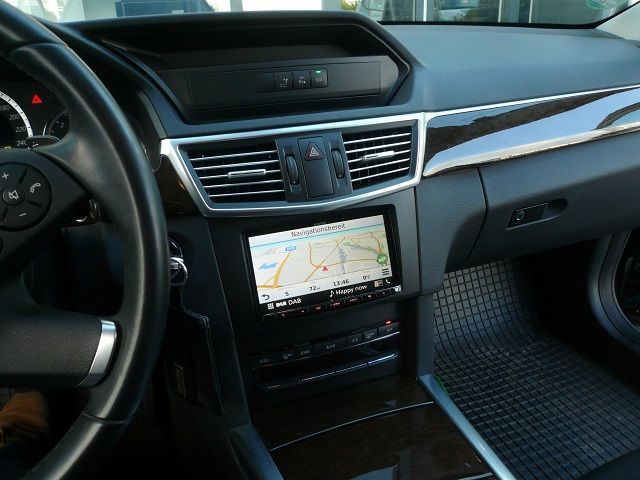Mercedes E-Klasse W212 auf Doppel-DIN umgebaut und Kenwood Navigation DNX-8180DABS mit Rückfahrkamera nachgerüstet.