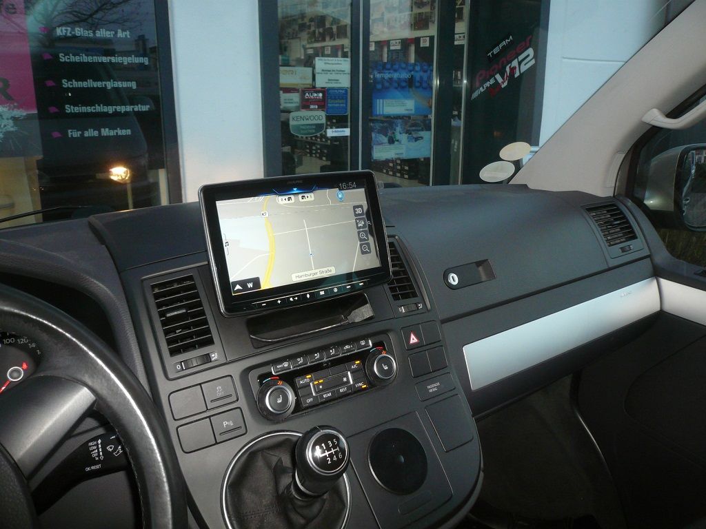 Alpine INE-F904D 9-Zoll Navigationsgerät im VW T5 Bus nachgerüstet.