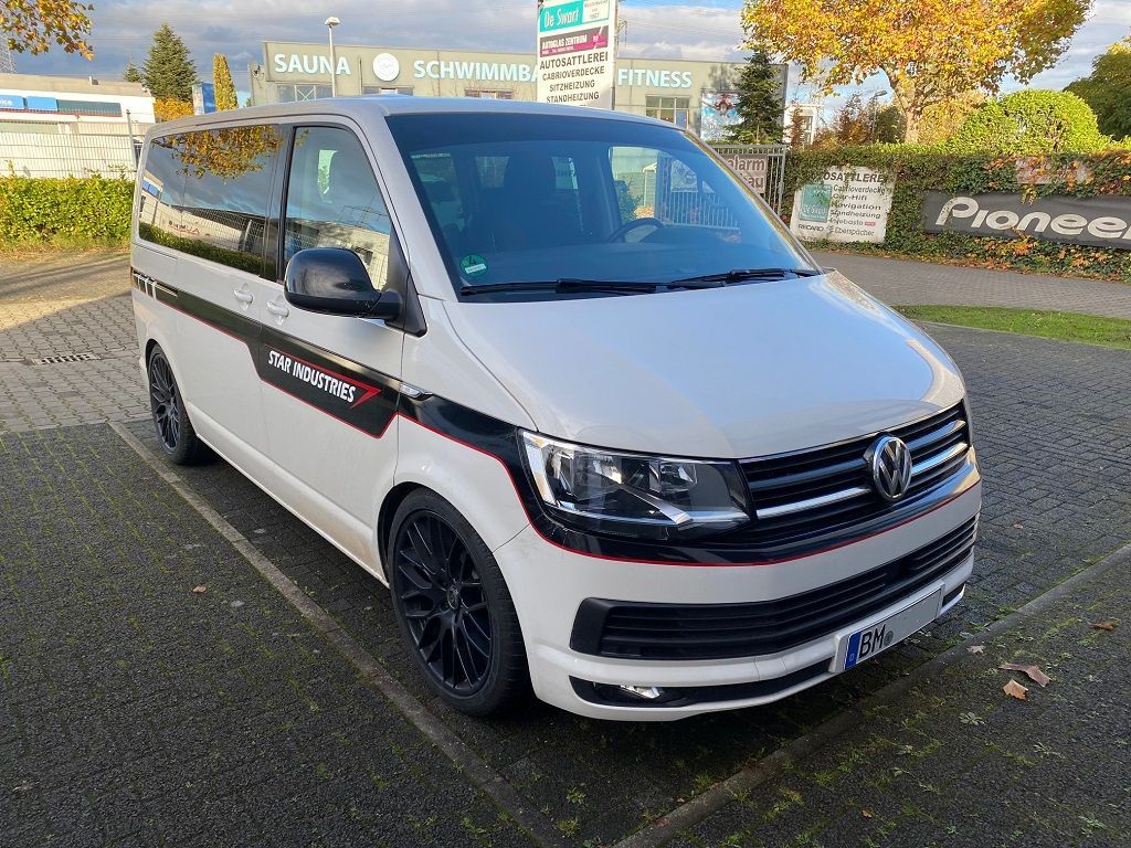 Rückfahrkamera in einem VW T6 Bus mit dem Werksradio Discover Media nachgerüstet.