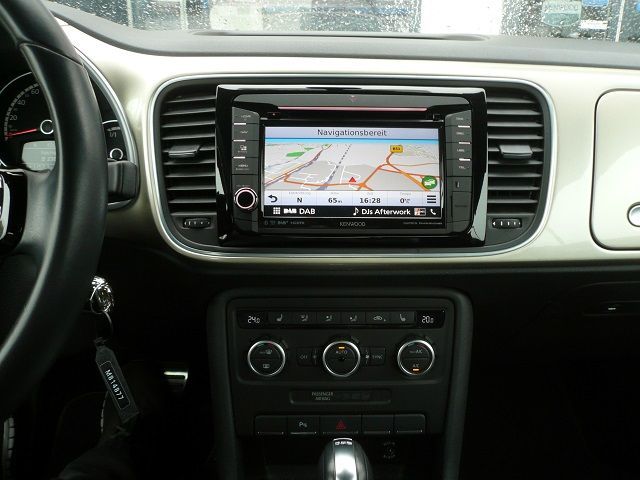 Wir haben im VW Käfer das Kennwood DNX518DABS nachgerüstet, die Originale OEM  Rückfahrkamera an das Kenwood Gerät adaptiert. Die Darstellung der PDC und der Klima mittels Adapter auch visuell adaptiert.