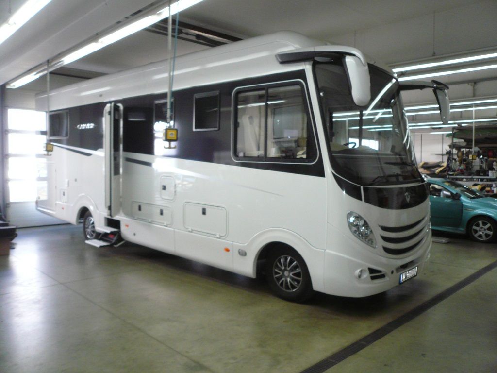 Alpine X803DC-U Navigationssystem mit DAB+ und kapazitivem 8-Zoll Display, Reisemobilsoftware vorinstalliert, Apple CarPlay und Android Auto Unterstützung mit Rückfahrkamera nachgerüstet.