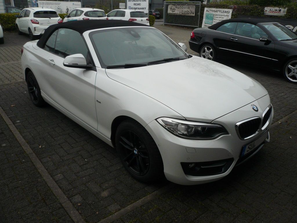 BMW 2er Cabrio, Griffleisten Rückfahrkamera an das Originale BMW NBT System angebunden.