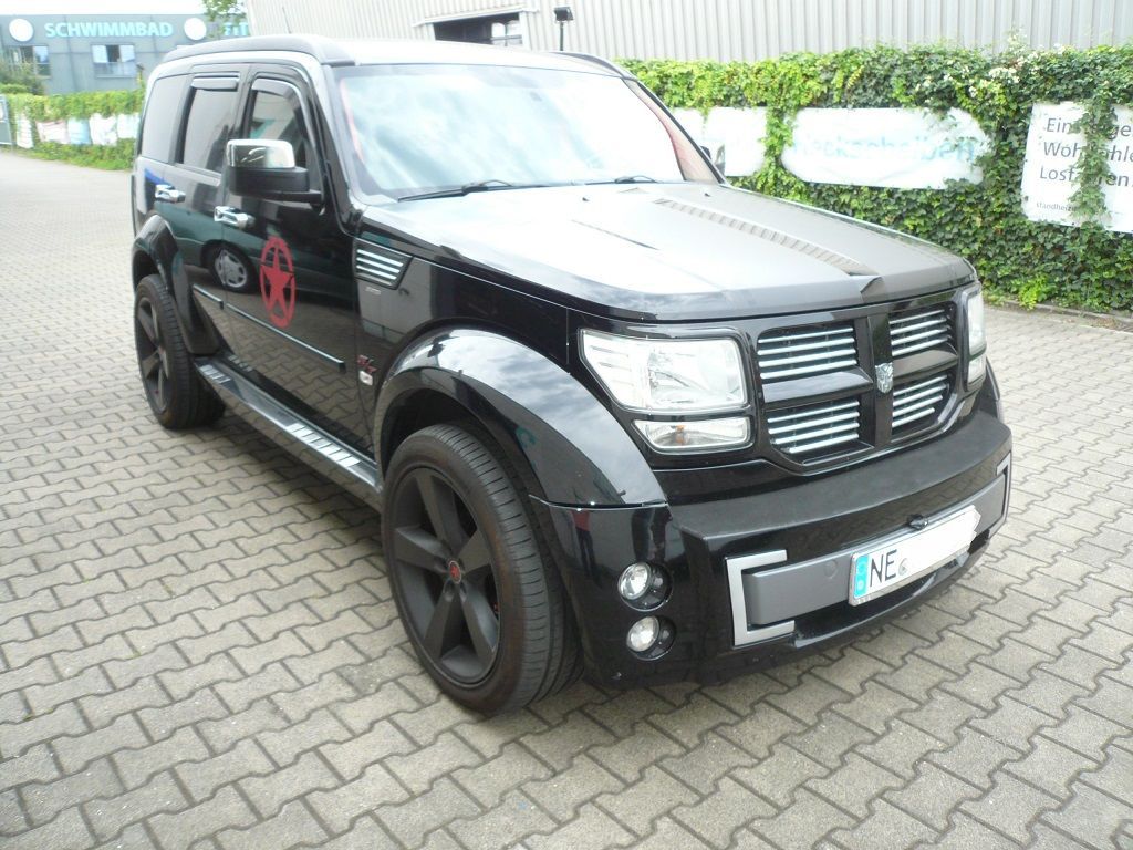 Himmel, A-, B- und C-Säulen vom Dodge Nitro in Alcantara rot neu bezogen.