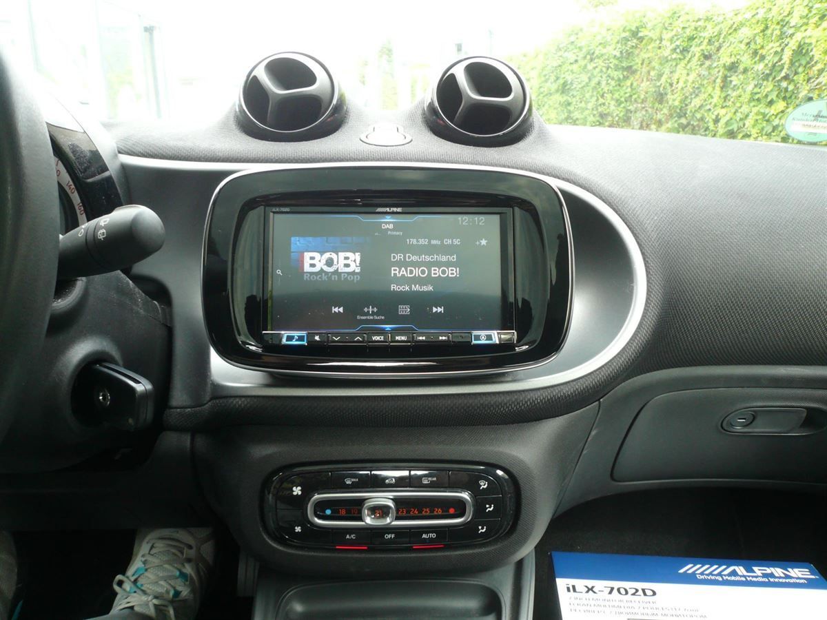 Alpine iLX-702S453B Mobile Media Station mit 7-Zoll Display für Smart (BR453), Apple CarPlay und Android Auto.