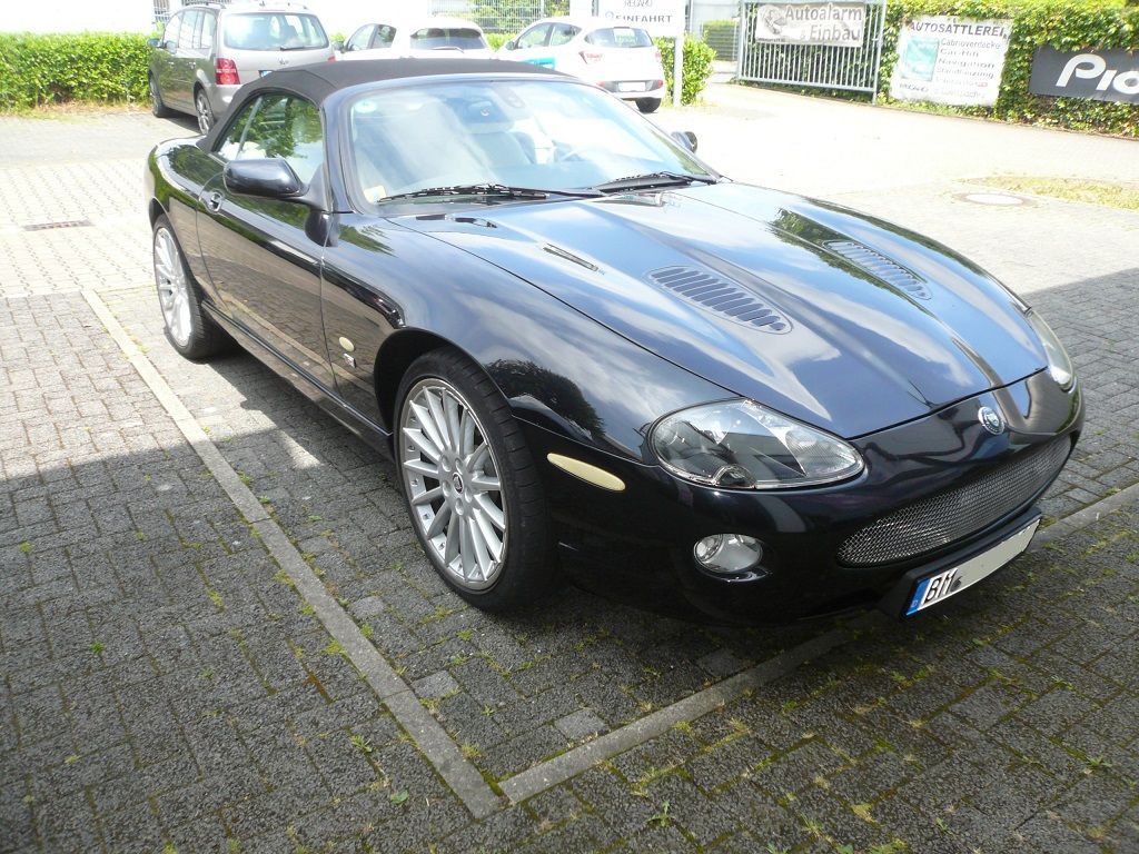 Jaguar XK8 Cabrio Verdeck Bezug in Sonnenland Stoff schwarz geliefert und montiert.