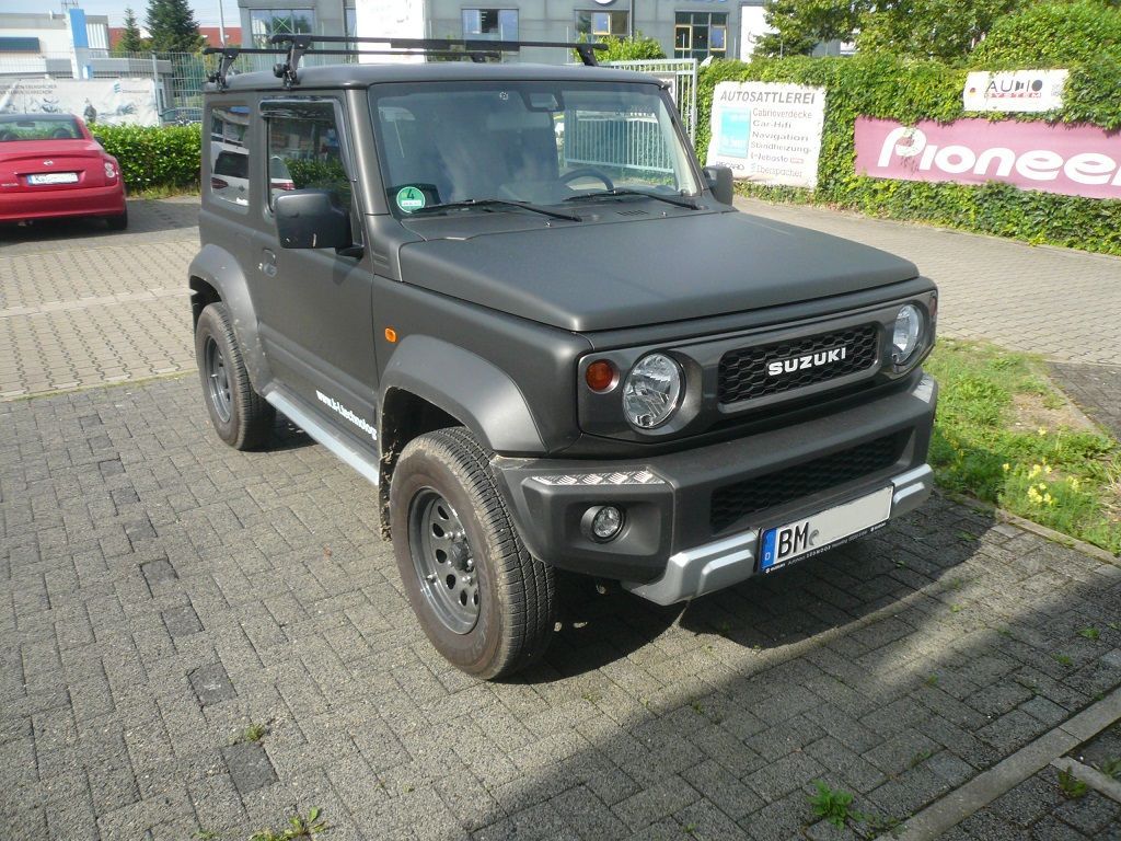 Kenwood DNX-7190DABS inkl. CMOS 230 Rückfahrkamera im aktuellen 2019er Suzuki Jimny nachgerüstet.