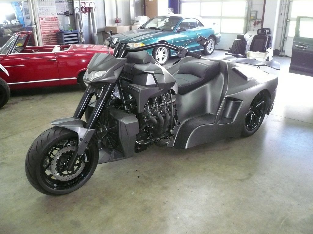 Boss Hoss Aventador Trike. Polsterung für Sitzbank angefertigt und angepasst. Sitzbezug aus Leder neu angefertigt und montiert. Laderaum in schwarzem Teppich bezogen.