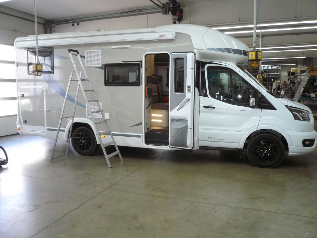 Caratec CET302R Caravaning-Routerset mit flacher Dachantenne in einem Ford Transit Wohnmobil nachgerüstet.