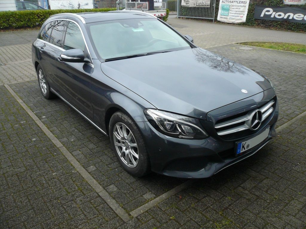 Griffleisten Rückfahrkamera an das OEM Commad NTG 4.5 Online angebunden und montiert.