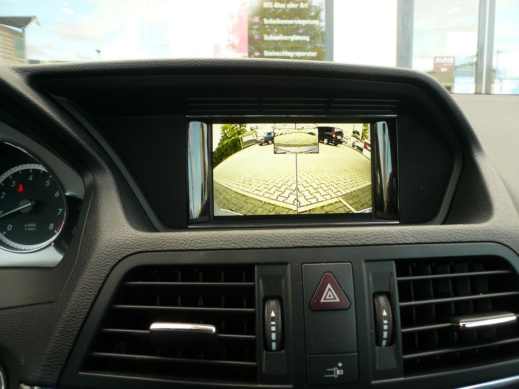 Alpine Multiview Front- und Rückfahrkamera nachgerüstet und auf das Original Mercedes Command adaptiert .