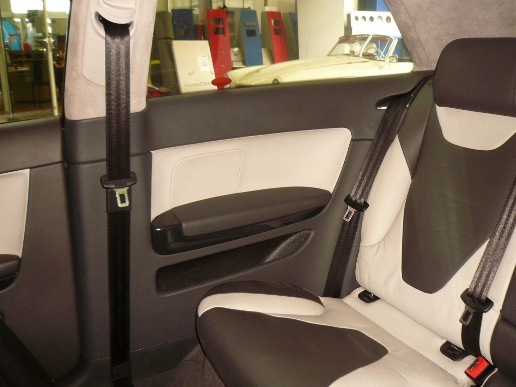 Türverkleidungen und Seitenteile hinten in zweifarbigem Leder neu bezogen. Rücksitzbank in zweifarbigem Leder neu bezogen.