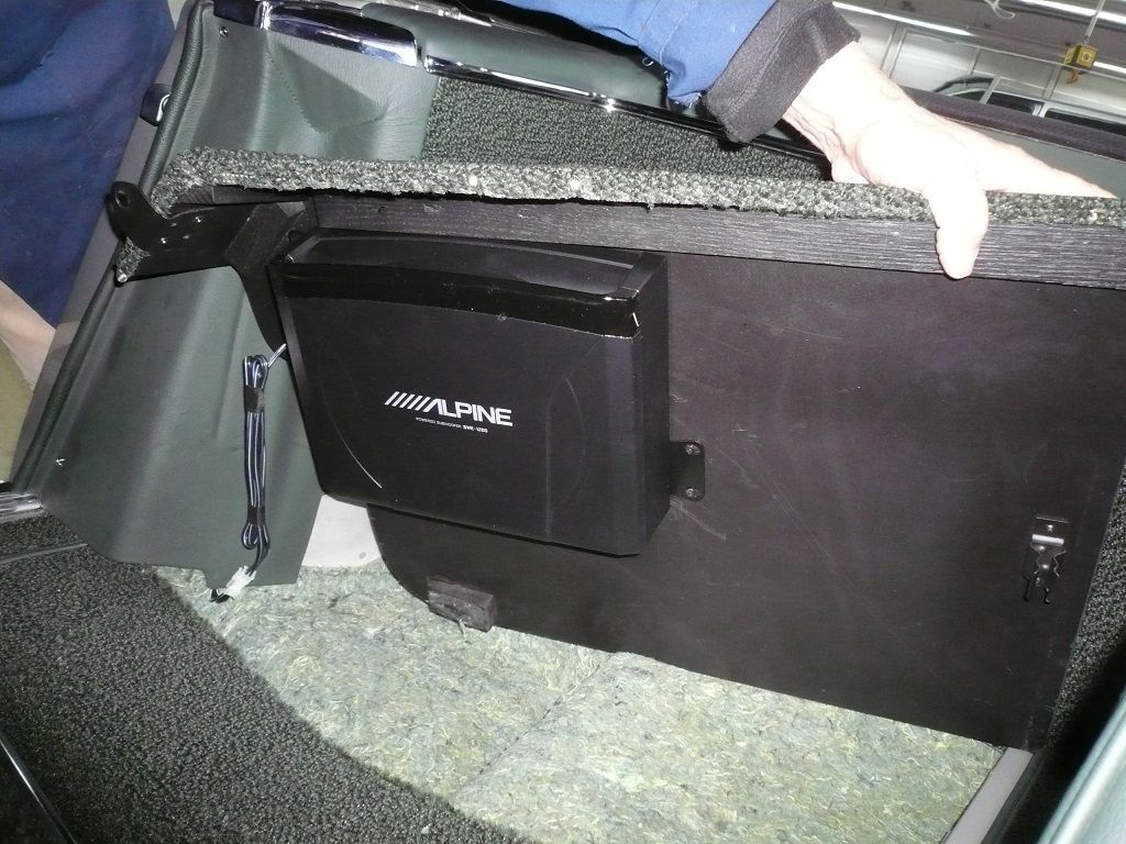 Pagode komplette Innenausstattung und Teppich neu angefertigt und montiert. Musikanlage mit Subwoofer und Navigation nachgerüstet.