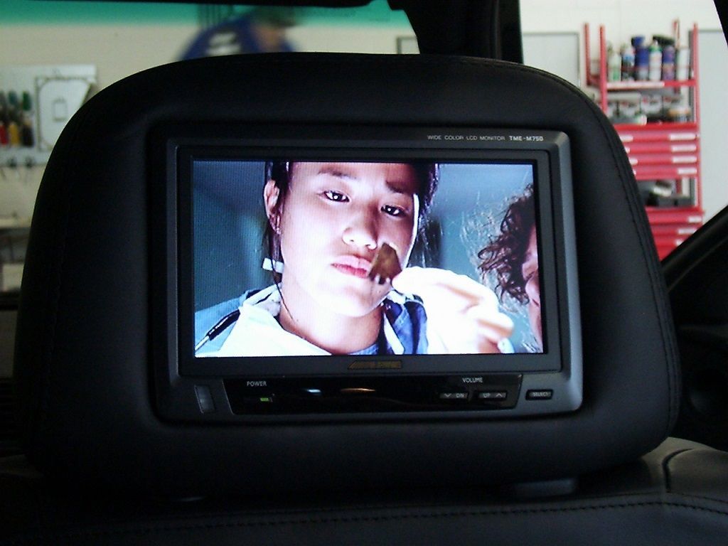 Musik- und Multimedia Anlage im 5er BMW E39 montiert. Alpine TME-M780 Monitore in die Originalen BMW Kopfstützen eingearbeitet.