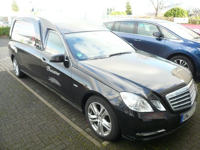 Mercedes E-Klasse W212 auf Doppel-DIN umgebaut und Kenwood Navigation DNX-8180DABS mit Rückfahrkamera nachgerüstet.