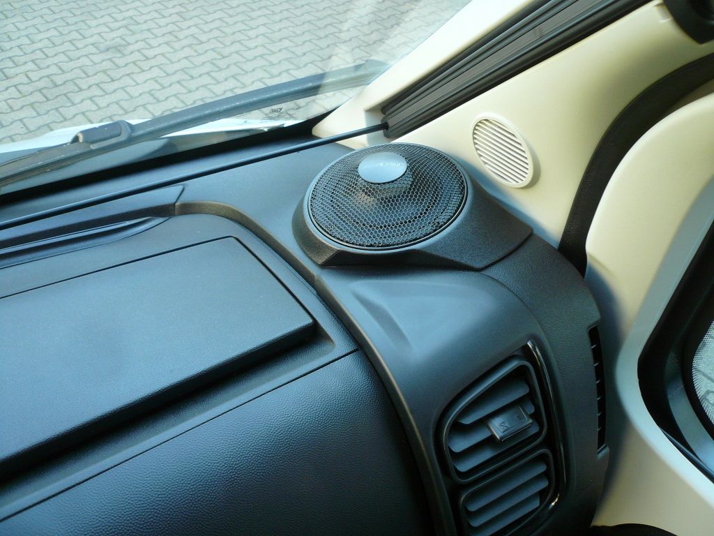 Im aktuellen Ducato 8 haben wir folgende Alpine Produkte nachgerüstet:
Alpine X903D-DU8 Navigation, Rückfahrkamera HCE-C2100RD, Frontkamera HCE-C2600FD, Abwasserkamera HCE-C1100, SPC-R100DU Radial-Lautsprecher, SWC-D84S Subwoofer mit SWA-150KIT Verstärker.
Gegen Diebstahl haben wir die Thitronik Alarmanlage WiPro III safe.lock nachgerüstet.