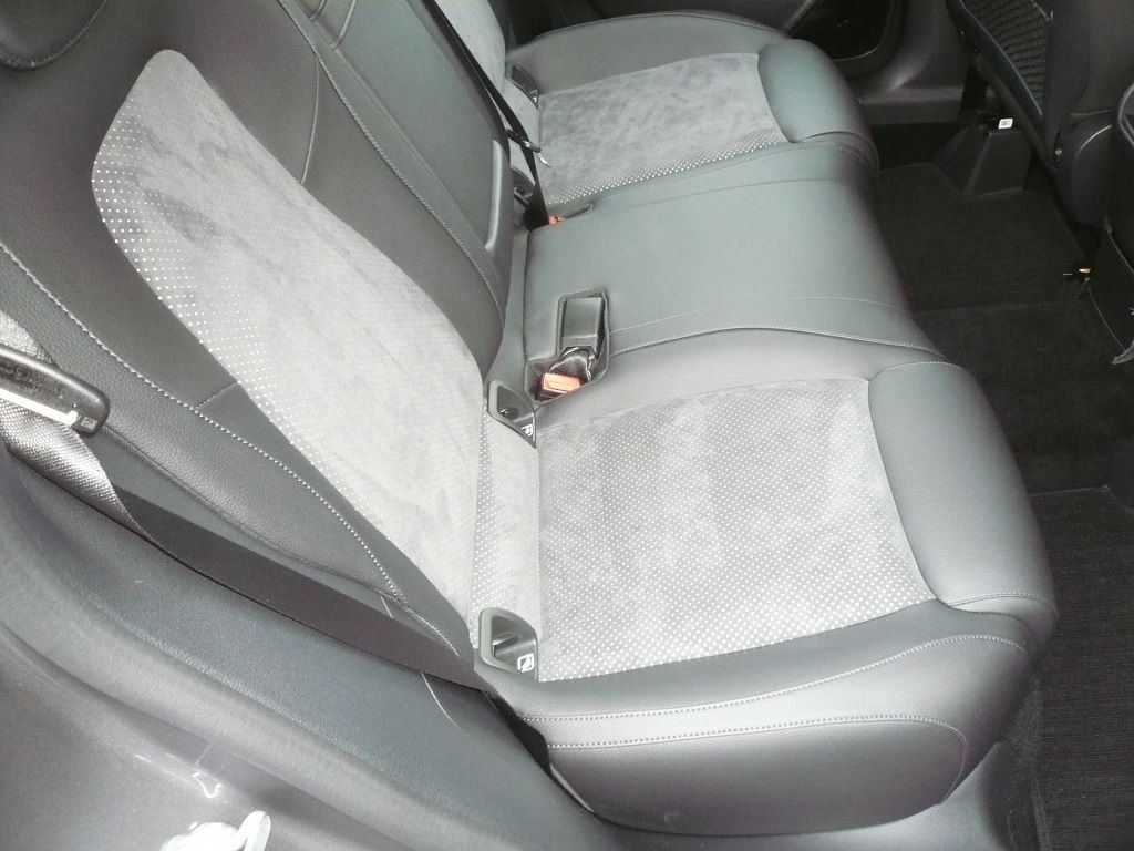 Mercedes B-Klasse 2019er, Sitzinnenteile in Alcantara Starline neu bezogen.