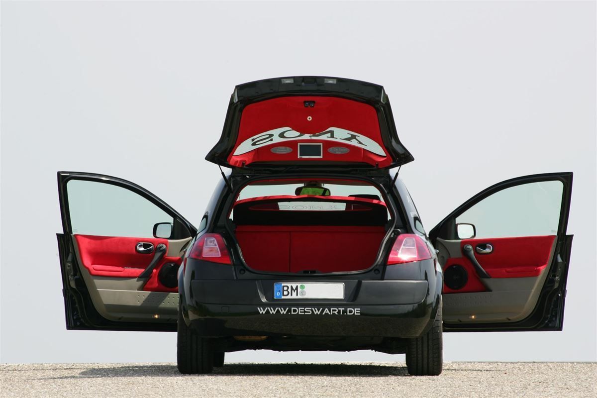 Renault Megane mit Sony Multimedia Anlage. DVD Player im Dachhimmel eingearbeitet und Sony Monitore in die Originalen Renault Kopfstützen eingearbeitet. Center Speaker im Armaturenbrett eingelassen.