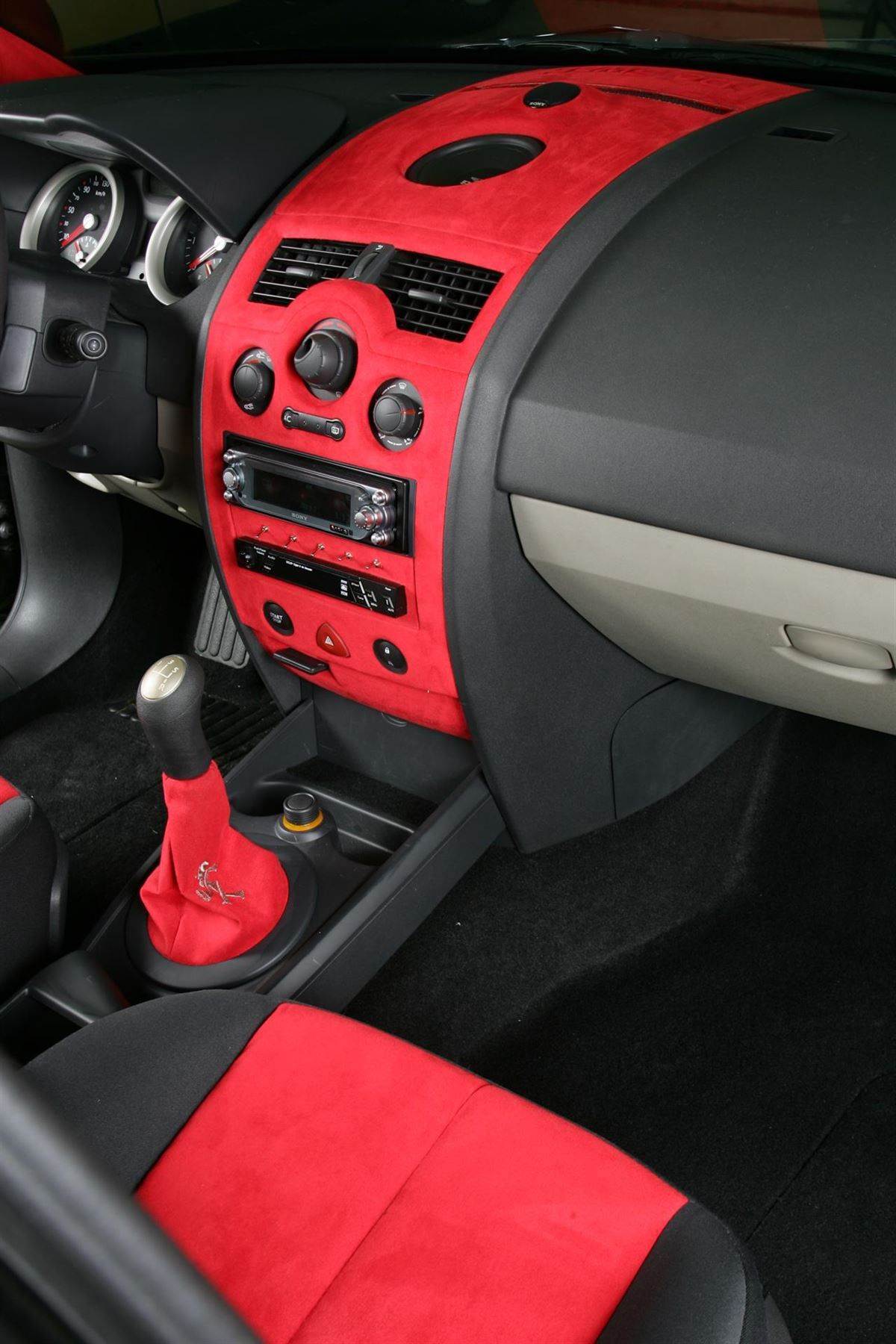 Renault Megane mit Sony Multimedia Anlage. DVD Player im Dachhimmel eingearbeitet und Sony Monitore in die Originalen Renault Kopfstützen eingearbeitet. Center Speaker im Armaturenbrett eingelassen.