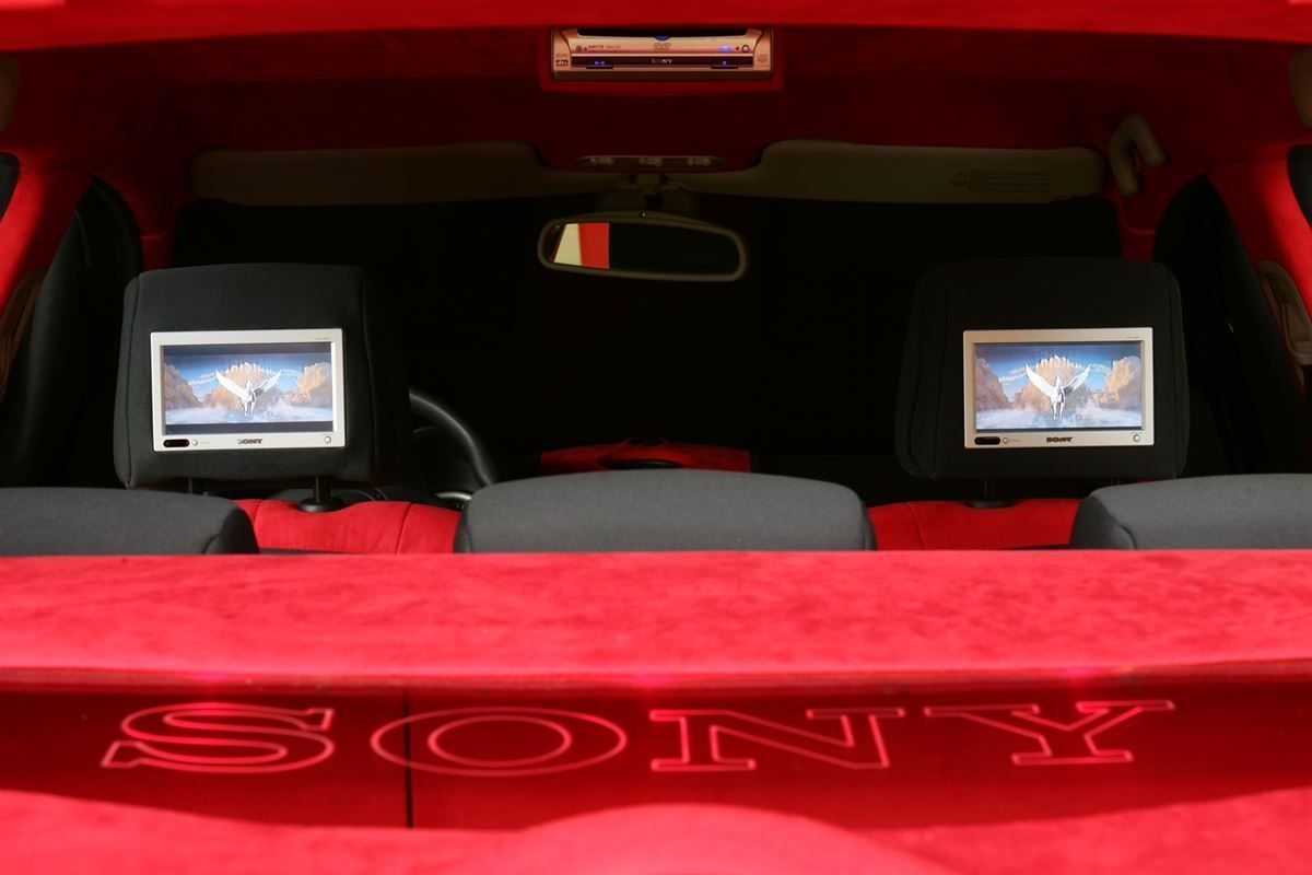 Renault Megane mit Sony Multimedia Anlage. DVD Player im Dachhimmel eingearbeitet und Sony Monitore in die Originalen Renault Kopfstützen eingearbeitet. Center Speaker im Armaturenbrett eingelassen.
