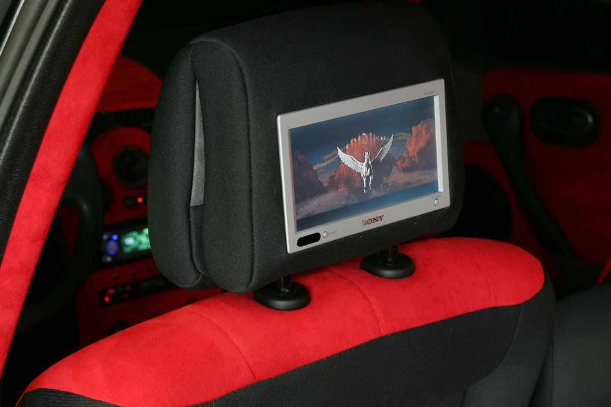 Renault Megane mit Sony Multimedia Anlage. DVD Player im Dachhimmel eingearbeitet und Sony Monitore in die Originalen Renault Kopfstützen eingearbeitet. Center Speaker im Armaturenbrett eingelassen.