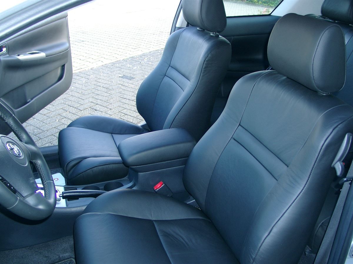 Toyota Corolla (Neufahrzeug), Innenausstattung in Leder neu angefertigt und montiert.